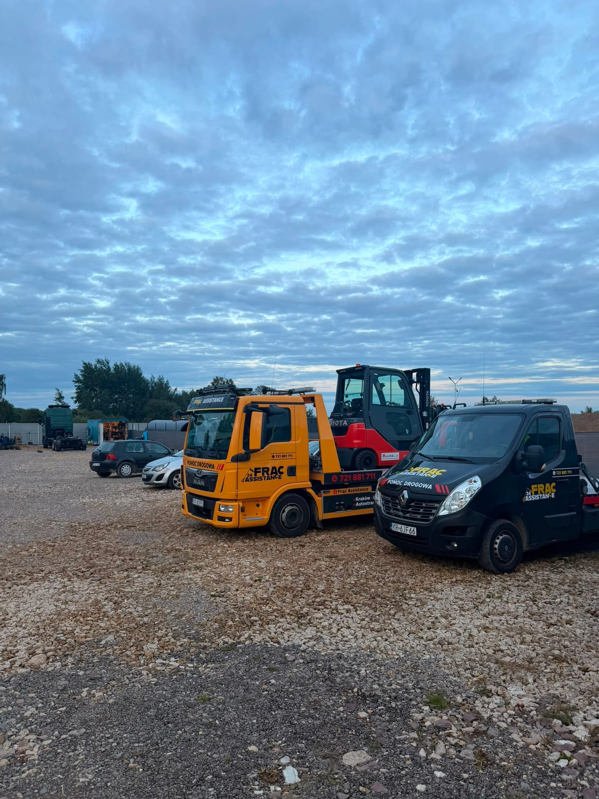 Flota Frąc Assistance – laweta MAN i pojazd pomocy drogowej Renault Master na placu firmowym