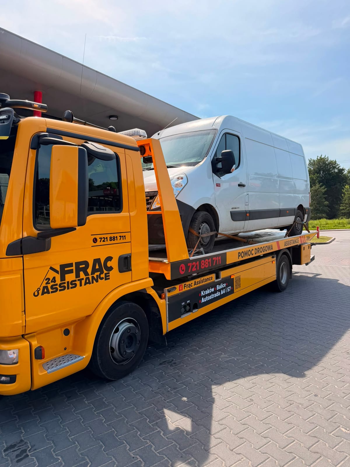Holowanie samochodu dostawczego Renault Master na lawecie Frąc Assistance