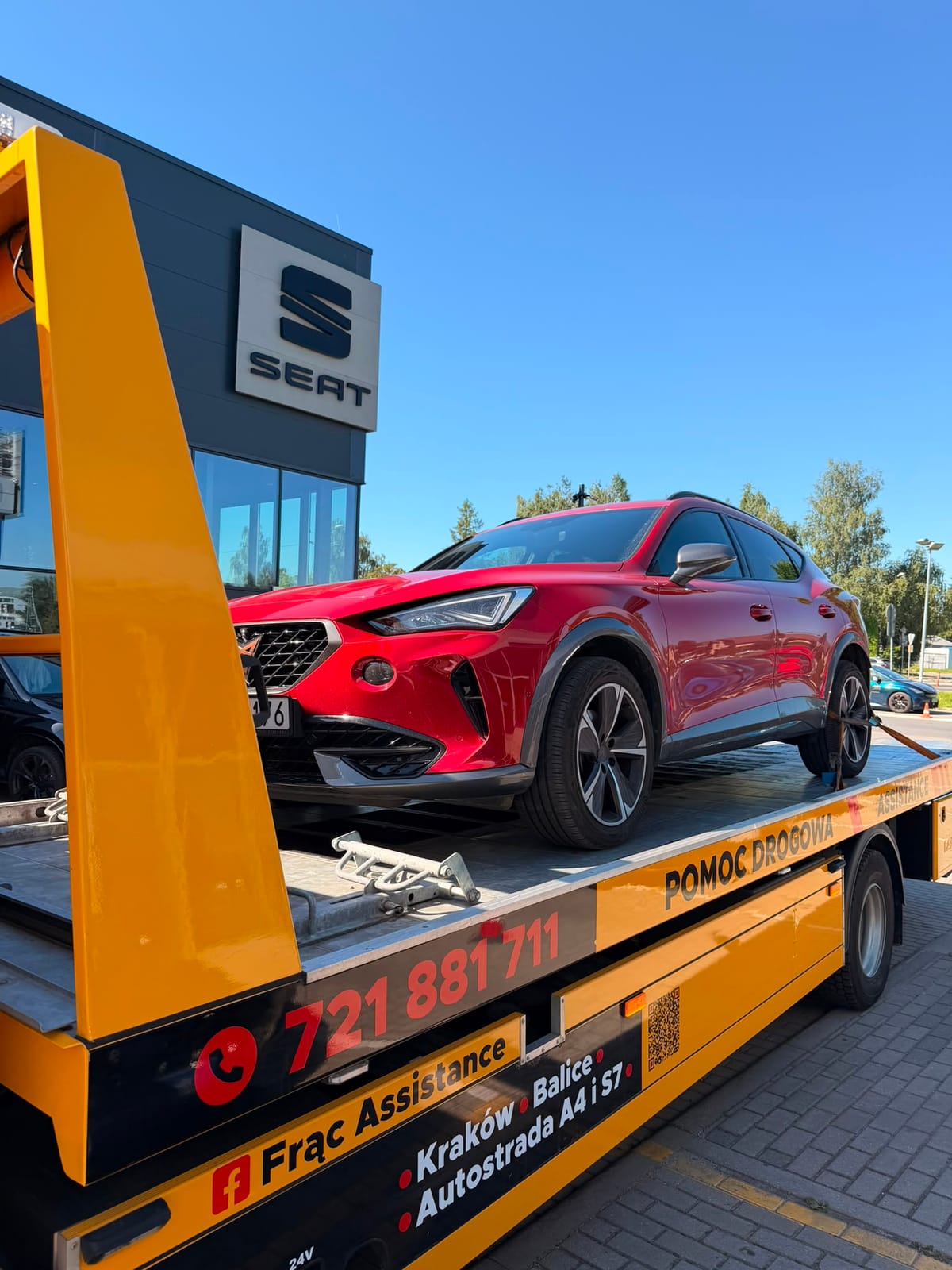 Transport Cupry Formentor na lawecie przed salonem samochodowym