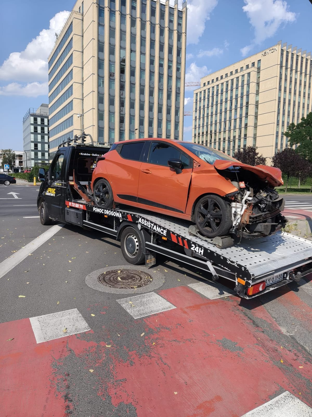 Transport samochodu po kolizji na lawecie pomocy drogowej