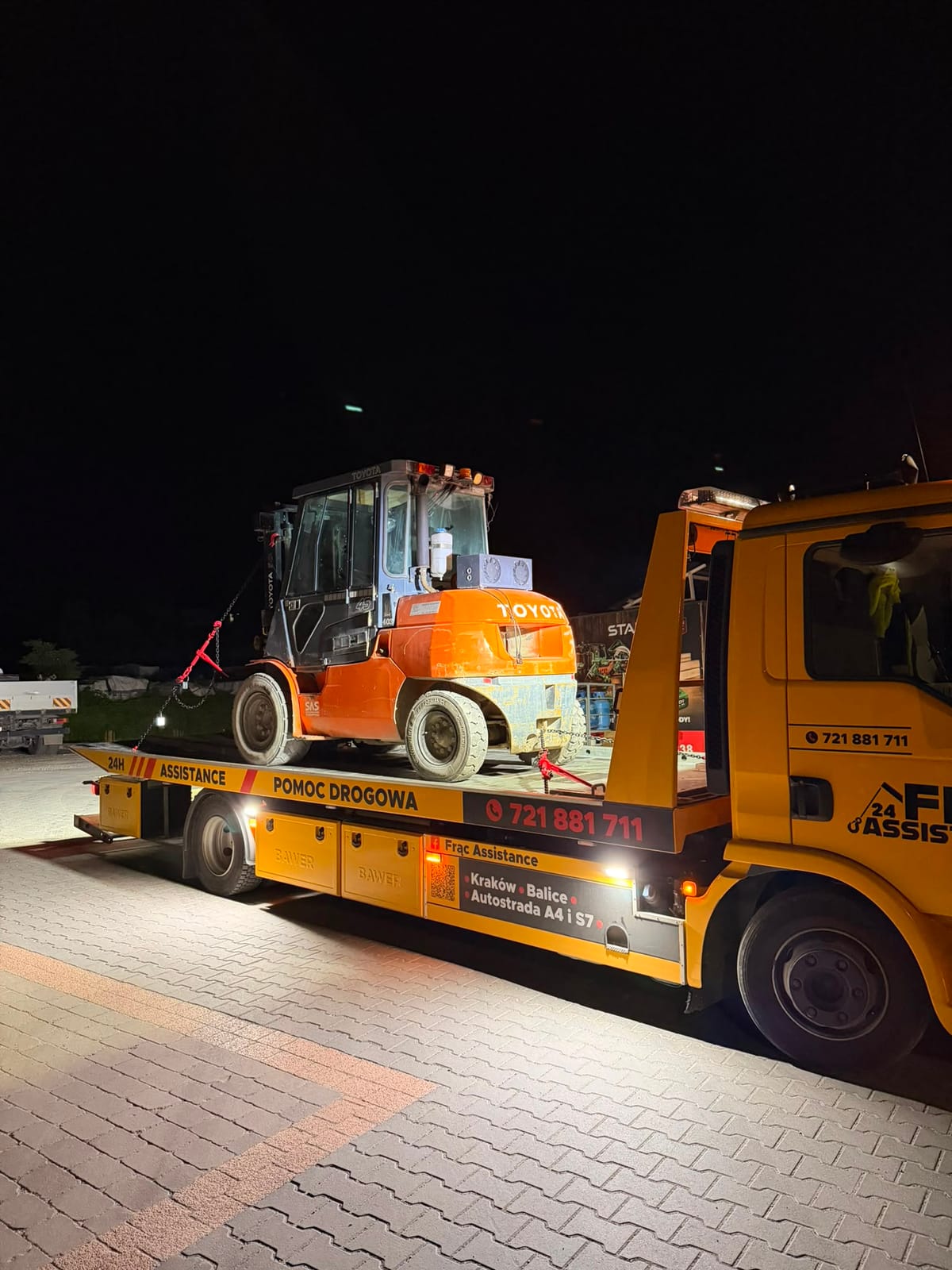 Nocny transport wózka widłowego – pomoc drogowa 24h